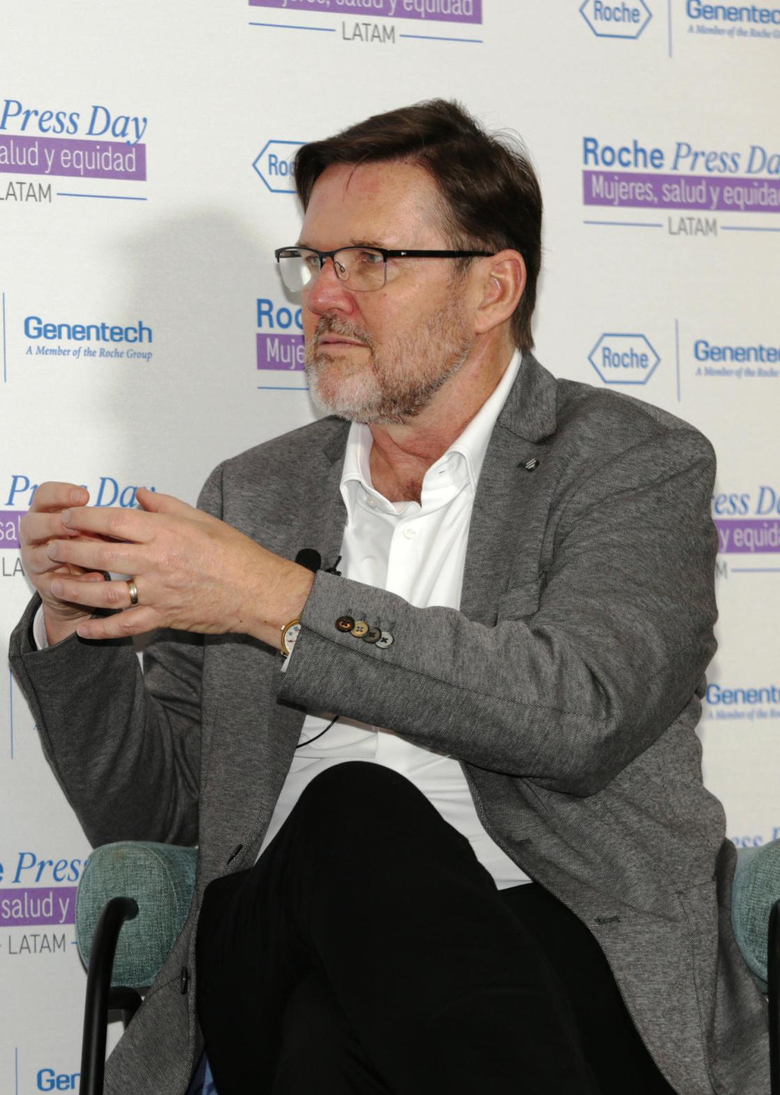 El líder de Área de Roche Frama Latinoamérica, Rolf Hoenger, habla durante una charla sobre salud de la mujer en el segundo día del Roche Press Day, en Miami, Florida (EE.UU.). EFE/ Marlon Pacheco