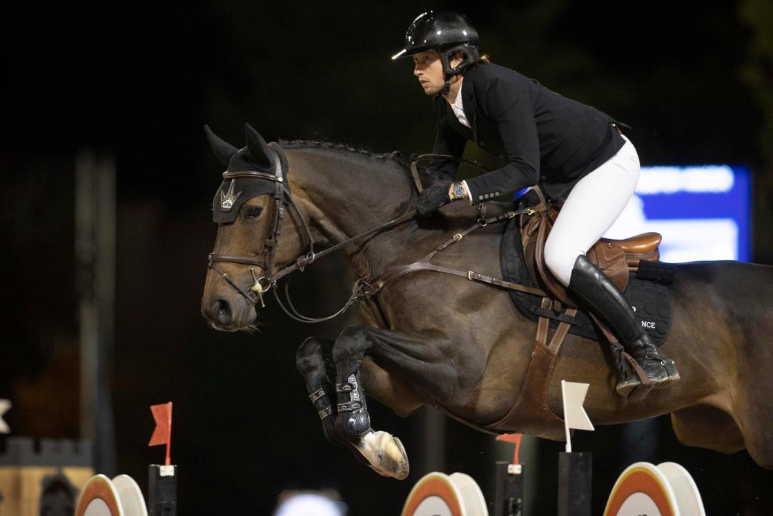El suizo Martin Fuchs se alzó este sábado en Barcelona con la Copa de la Reina de salto de obstáculos a caballo. EFE/IMAGEN CEDIDA/Nacho OlanO/RCPB/CRÉDITO OBLIGATORIO