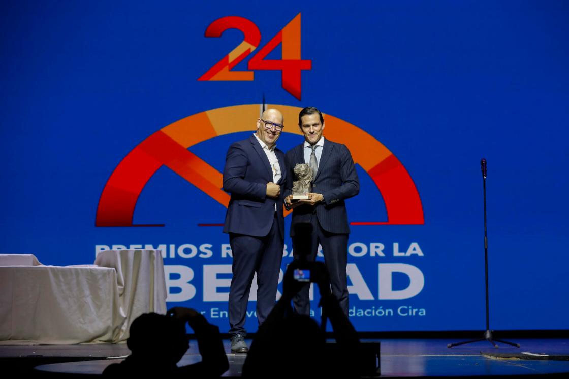 MADRID, 14 Octubre 2024 (EFE). El fundador de 'Eneaverso', Javier Camacho (d) y el CEO de RedBar 24h, Felipe Alayeto (i), durante la entrega de los Premios Red Bar por la Libertad para reclamar la apertura de la restauración durante las 24 horas del día. La gala ha tenido lugar hoy lunes en el Gran Teatro CaixaBank Príncipe Pío en Madrid. EFE/David Fernández