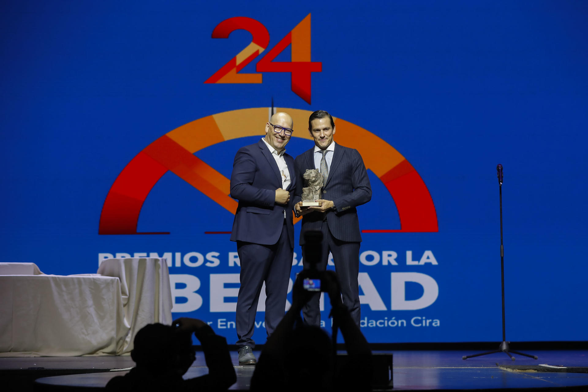 MADRID, 14 Octubre 2024 (EFE). El fundador de 'Eneaverso', Javier Camacho (d) y el CEO de RedBar 24h, Felipe Alayeto (i), durante la entrega de los Premios Red Bar por la Libertad para reclamar la apertura de la restauración durante las 24 horas del día. La gala ha tenido lugar hoy lunes en el Gran Teatro CaixaBank Príncipe Pío en Madrid. EFE/David Fernández