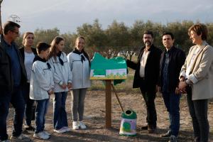 GRAFCVA3721. LLÍRIA (VALENCIA), 25/10/2024.- Ecovidrio y el Ayuntamiento valenciano de Llíria llevan a cabo una plantación de árboles con los casales falleros tras ganar el municipio la última edición de la campaña ‘La Plantà del Vidre’. En la imagen el alcalde de Llíria Joan Manuel Miguel (dcha); José Vicente Miró, gerente de zona de Ecovidrio (2º dcha); y Manuel Sala, subdirector general de Calidad Ambiental de la Generalitat (izqda), junto a varios de los falleros participantes. EFE/Biel Aliño