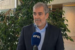 GINEBRA, 01/10/2024.- El presidente del Gobierno de Canarias, Fernando Clavijo atiende a la prensa, este martes en Ginebra donde mantuvo reuniones con altos responsables de organismos humanitarios de la ONU.EFE/Isabel Saco