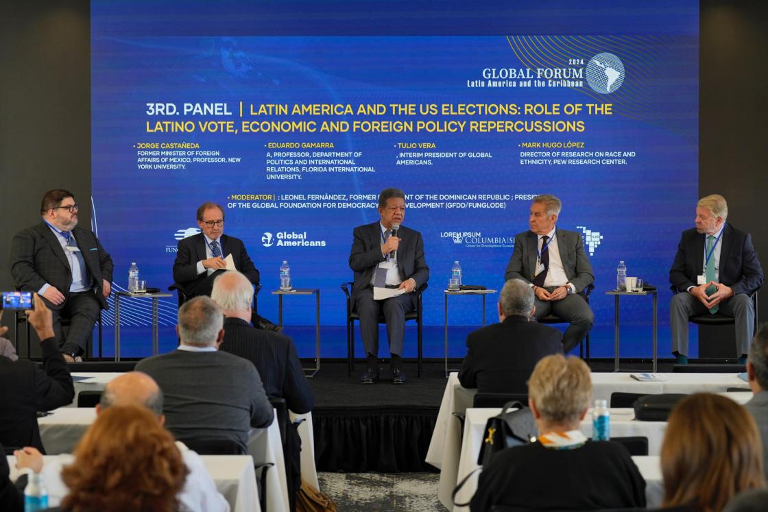 Fotografía cedida por la Fundación Global Democracia y Desarrollo, desde la izquierda, del director de investigación sobre Raza y Etnia del Pew Research Center, Mark Hugo López; el profesor del Departamento de Política y Relaciones Internacionales de la Universidad Internacional de Florida, Eduardo Gamarra; el expresidente de República Dominicana, Leonel Fernández; el presidente interino de Global Americans, Tulio Vera y el exministro de Relaciones Exteriores de México, Jorge Castañeda participando del VI Foro Global este jueves, en Nueva York (Estados Unidos). EFE/ Fundación Global Democracia y Desarrollo /SOLO USO EDITORIAL/SOLO DISPONIBLE PARA ILUSTRAR LA NOTICIA QUE ACOMPAÑA (CRÉDITO OBLIGATORIO)