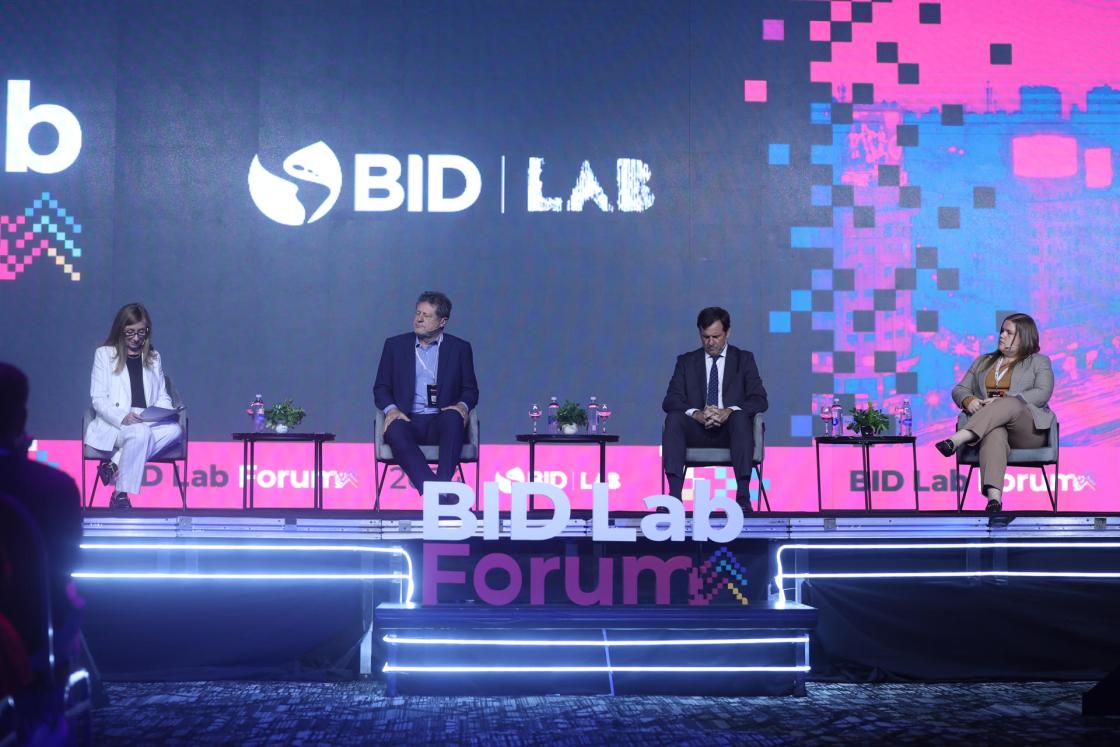 Desde la izquierda, la vicepresidenta de Países del BID, Anabel González, el economista y autor argentino Eduardo Levy Yeyati, profesor de la Universidad Torcuato Di Tella, Marcos Ayerra, el secretario de la Pequeña y Mediana Empresa, Emprendedores y Economía del Conocimiento, y la líder de proyecto sobre el futuro de internet European University Institute, Raquel Jorge Ricart participan en la primera jornada del BID Latam Forum, en Buenos Aires (Argentina). EFE/ Juan Ignacio Roncoroni 