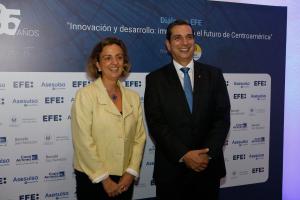 Fotografía en la que aparecen la embajadora de España en El Salvador, Sonia Álvarez Cibanal, y Enzo Bizzarro, presidente ejecutivo de la compañía de seguros Asesuisa del Grupo Ficohsa, en San Salvador (El Salvador). EFE/Javier Aparicio