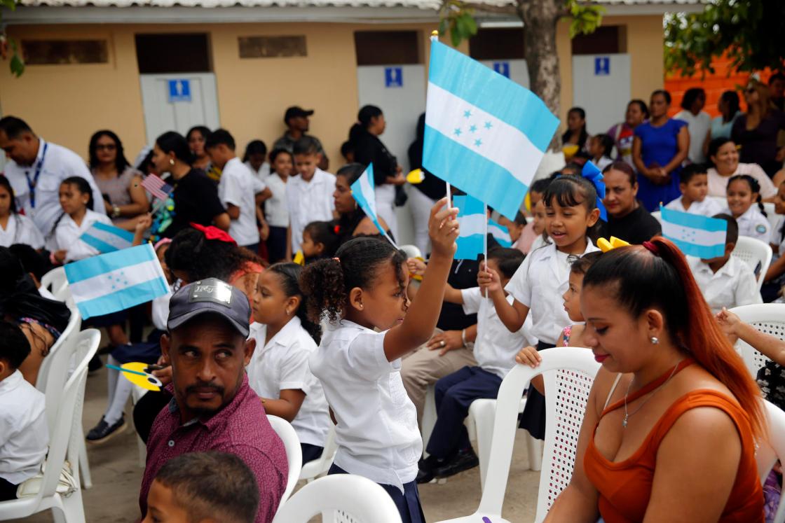 Una estudiante del Centro de Educación Básica Armando Montes levanta una bandera de Honduras en Juticalpa (Honduras). EFE/ Gustavo Amador