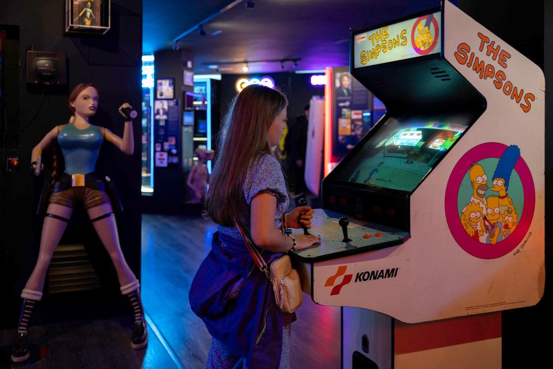 MÁLAGA, 21/10/2024.-Imagen realizada en el OXO Museo del Videojuego de Málaga. Atraer a los jóvenes es uno de los retos de la estrategia turística de la Costa del Sol, que ha apostado por diversificar su oferta con el segmento 'gamer', vinculado a los videojuegos y deportes electrónicos, con el que además de seducir a las nuevas generaciones por ocio está logrando captar eventos empresariales.EFE/Jorge Zapata 