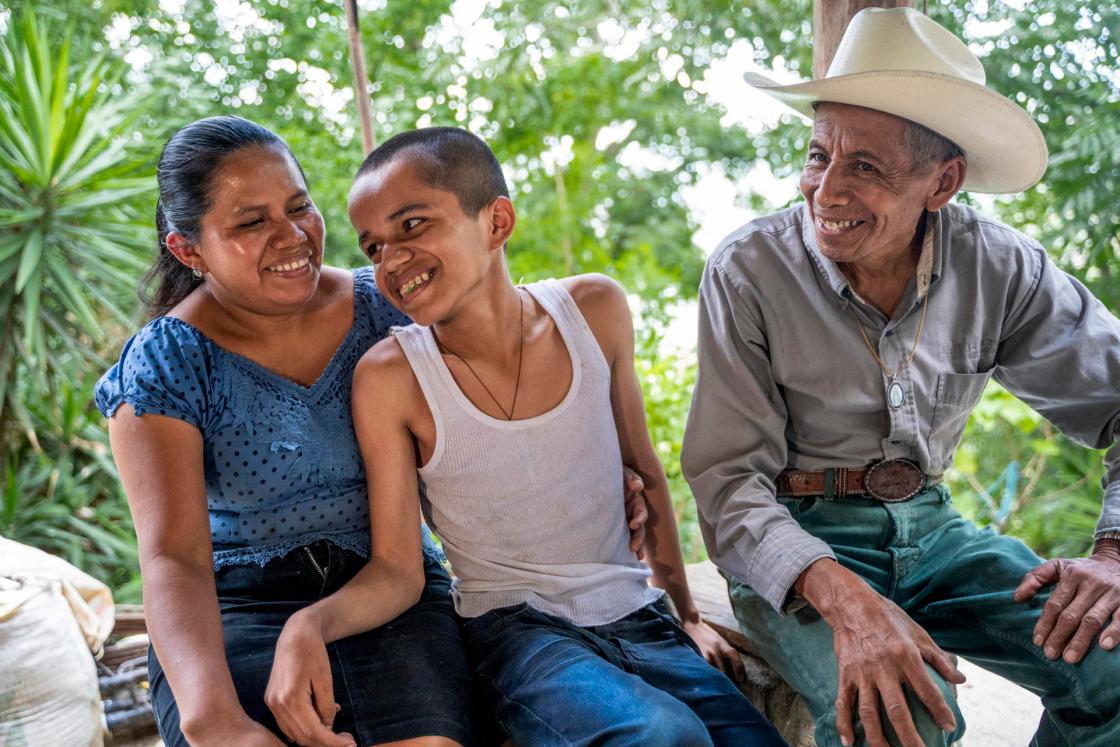 Fotografía cedida por Carlos Zaparolli de la lideresa del proyecto Acción Temprana Comunitaria en Centroamérica (ATECA) de Oxfam Rubí Hernández con su hijo y papá, en la Aldea Tierra Blanca del Municipio de Jocotán, Departamento de Chiquimula (Guatemala). EFE/ Carlos Zaparolli /SOLO USO EDITORIAL/ SOLO DISPONIBLE PARA ILUSTRAR LA NOTICIA QUE ACOMPAÑA (CRÉDITO OBLIGATORIO)