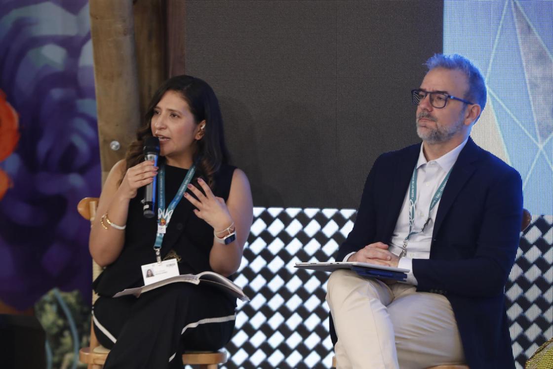 La viceministra de Minas y Energía de Colombia, Kelly Johana Rocha, y Pedro Manuel Moreno, secretario general adjunto de ONU, participan en el panel 'Dotar de recursos a la transición energética', en Cali (Colombia). EFE/ Ernesto Guzmán 