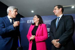 Fotografía donde aparecen reunidos el director de América de la Agencia EFE, Manuel Fuentes (i); la ministra de economía de El Salvador, María Luisa Hayem (c), y Enzo Bizzarro, presidente ejecutivo de la compañía de seguros Asesuisa del Grupo Ficohsa, en San Salvador (El Salvador). EFE/Javier Aparicio