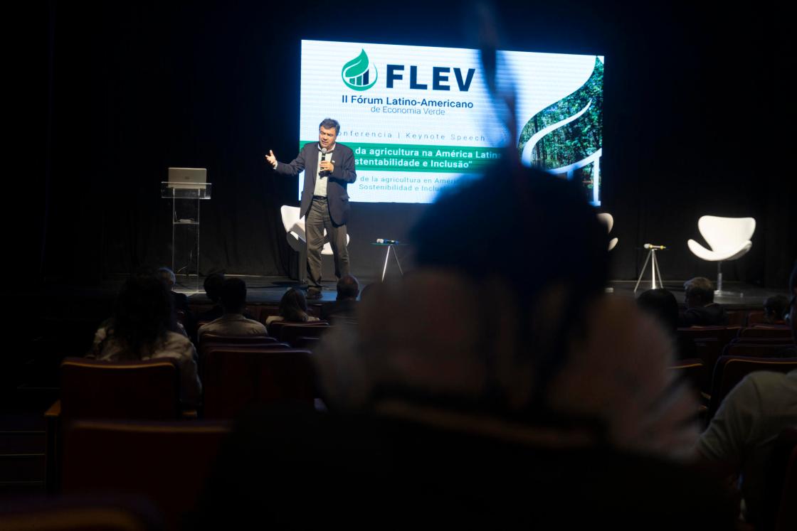 El ministro de Agricultura de Chile, Esteban Valenzuela, habla durante la apertura del II Foro Latinoamericano de Economía Verde este martes, en la ciudad de São Paulo (Brasil). EFE/ Isaac Fontana