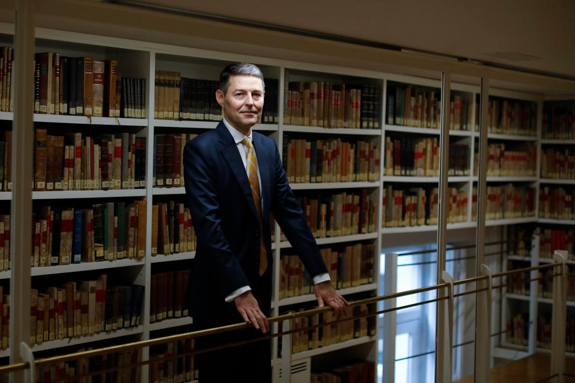 MADRID, 21/10/2024.- El profesor experto en IA y Economía de la Universidad de Cornell, Marcos López de Prado, en una entrevista con EFE, ha explicado que el uso de la Inteligencia Artificial (IA) "redefinirá" en unos años muchas actividades humanas y supondrá una reestructuración de los sectores económicos, lo que contribuirá a generar nuevos perfiles y oportunidades laborales, pero planteará desafíos como el 'social scoring' -sistemas de puntuación ciudadana- o las brechas entre países. EFE/David Fernández 