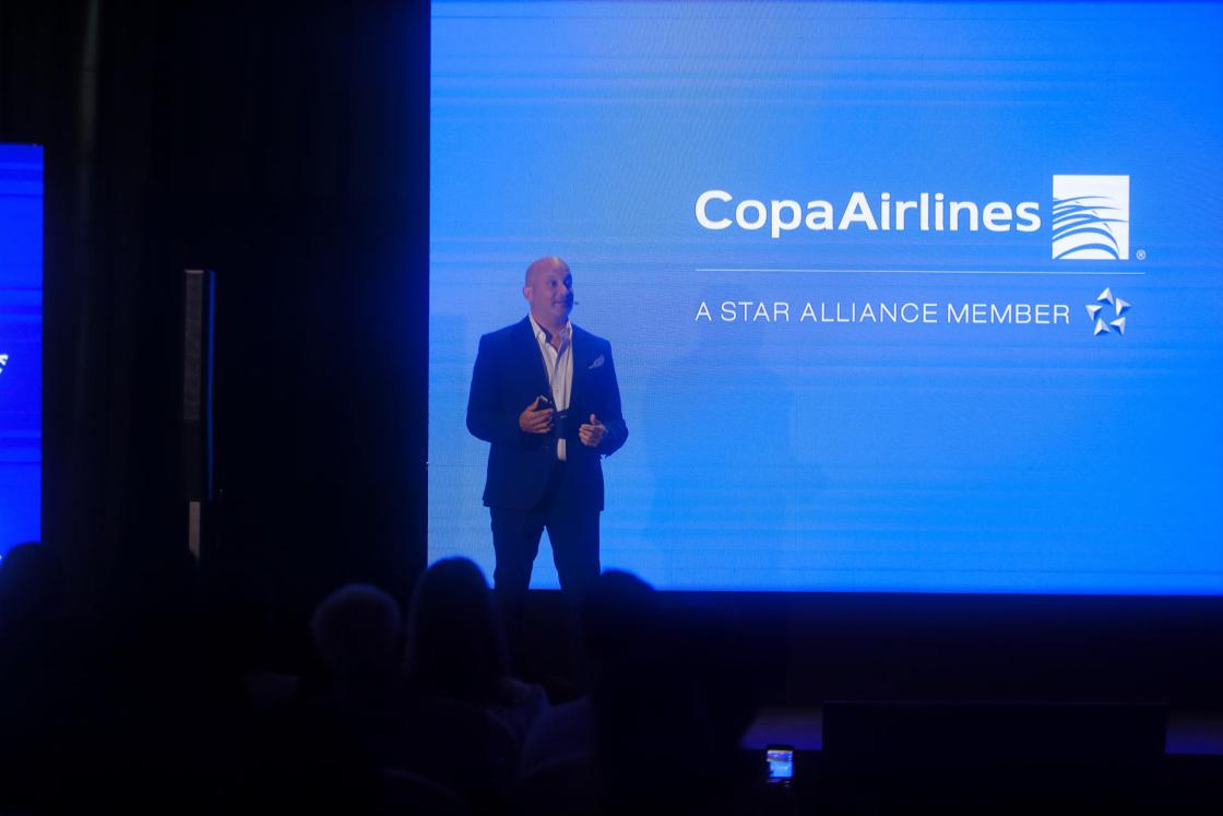 El director senior de mercadeo, comunicaciones y programa de Viajero Frecuente de Copa Airlines, Marco Ocando, habla en la presentación de la alianza "Stopover", en Ciudad de Panamá (Panama). EFE/ Carlos Lemos