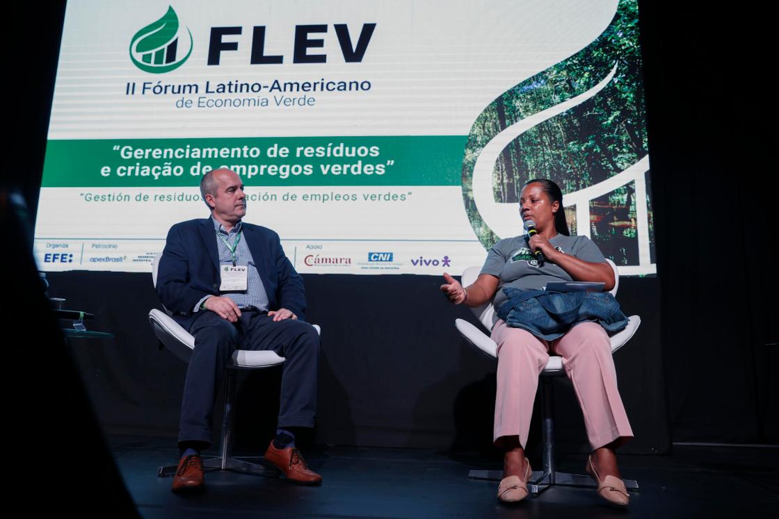 La directora ejecutiva de Pimp My Carroça, Nanci Darcolléte, habla junto al director de ESG de la Asociación Brasileña de Residuos y Medioambiente, Carlos Henrique Rossin en el II Foro Latinoamericano de Economía Verde, en São Paulo (Brasil). EFE/ Sebastiao Moreira 