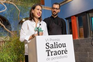 GRAFCAN5433. LAS PALMAS DE GRAN CANARIA, 14/10/2024.- Casa África y la Agencia EFE entregaron este lunes el Premio Saliou Traoré a los periodistas brasileños Renta Brito (i) y Felipe Dana (d), de Associated Press, por 'A la deriva', un reportaje que investigó durante dos años el rastro de un cayuco con 14 cadáveres a bordo que apareció en mayo de 2021 en la isla de Tobago, en el Caribe, hasta identificar a la mayor parte de sus 43 ocupantes. EFE/ Quique Curbelo