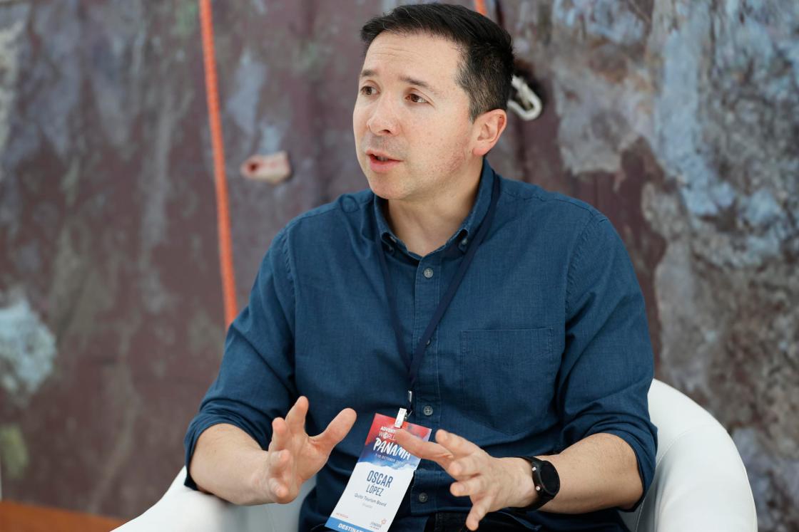 El gerente Técnico de Quito Turismo, Óscar López, habla durante una entrevista con EFE durante la Cumbre Mundial de Turismo de Aventuras 2024 en el Panama Convention Center, en Ciudad de Panamá (Panamá). EFE/ Bienvenido Velasco 