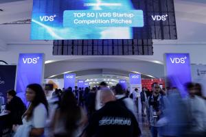 GRAFCVA3627. VALENCIA, 23/10/2024.- La séptima edición del evento tecnológico internacional VDS reúne a más de 12.000 profesionales, entre ellos representantes de Zuckerberg Media o YouTube, y de fondos que gestionan activos por 300.000 millones de euros, con la intención de impulsar una economía basada en el conocimiento y debatir sobre cómo la revolución tecnológica está impactando en la sociedad. EFE/Manuel Bruque