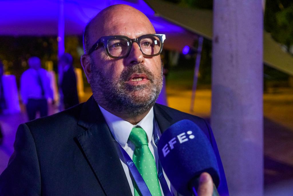 SEVILLA, 09/10/2024.- El coordinador General de Binter, Santiago Guerra Medina, atiende a EFE tras la gala de entrega de premios otorgados por la Asociación de Aerolíneas Regionales Europeas (ERA) en un acto celebrado hoy miércoles en Sevilla. EFE/ Raúl Caro.