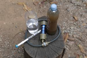 Fotografía de un filtro de agua capaz de transformar el agua marrón de los ríos en un líquido transparente y sin bacterias, este miércoles en Sao Paulo (Brasil). EFE/ Isaac Fontana