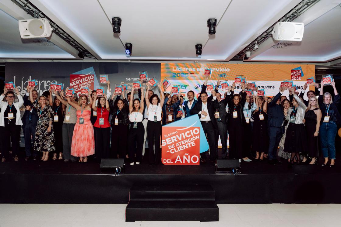 Fotografía de familia de los premiados del Certamen Líderes en Servicio, que premió en su 14ª edición a 27 empresas por su atención al cliente. EFE/ Sotto Tempo ***SOLO USO EDITORIAL/SOLO DISPONIBLE PARA ILUSTRAR LA NOTICIA QUE ACOMPAÑA (CRÉDITO OBLIGATORIO)***