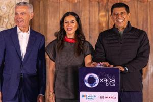 Fotografía cedida por Iberdrola México de la directora general de Iberdrola México, Katya Somohano (c) junto a el gobernador del estado de Oaxaca, Salomón Jara Cruz (d), y el presidente de la Fundación Iberdrola España, Fernando García, durante un evento frente a la Catedral Metropolitana Nuestra Señora de la Asunción, en Oaxaca (México). EFE/ Iberdrola México SOLO USO EDITORIAL/SOLO DISPONIBLE PARA ILUSTRAR LA NOTICIA QUE ACOMPAÑA (CRÉDITO OBLIGATORIO)