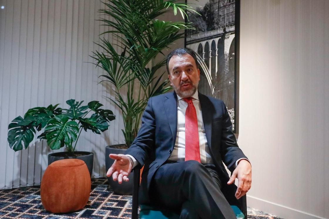 MADRID, 31/10/2024.- El alcalde del Distrito Metropolitano de Quito, Pabel Muñoz, durante una entrevista con EFE este jueves en Madrid en la que destacó la contribución del "capital, la experiencia y el conocimiento de España" en la puesta en funcionamiento del Metro de Quito, y ha destacado las "buenas relaciones" de la capital ecuatoriana con Madrid, en el marco de una visita a España para su participación en el I Encuentro de Ciudades Capitales Iberoamericanas (UCCI). EFE/David Fernández 