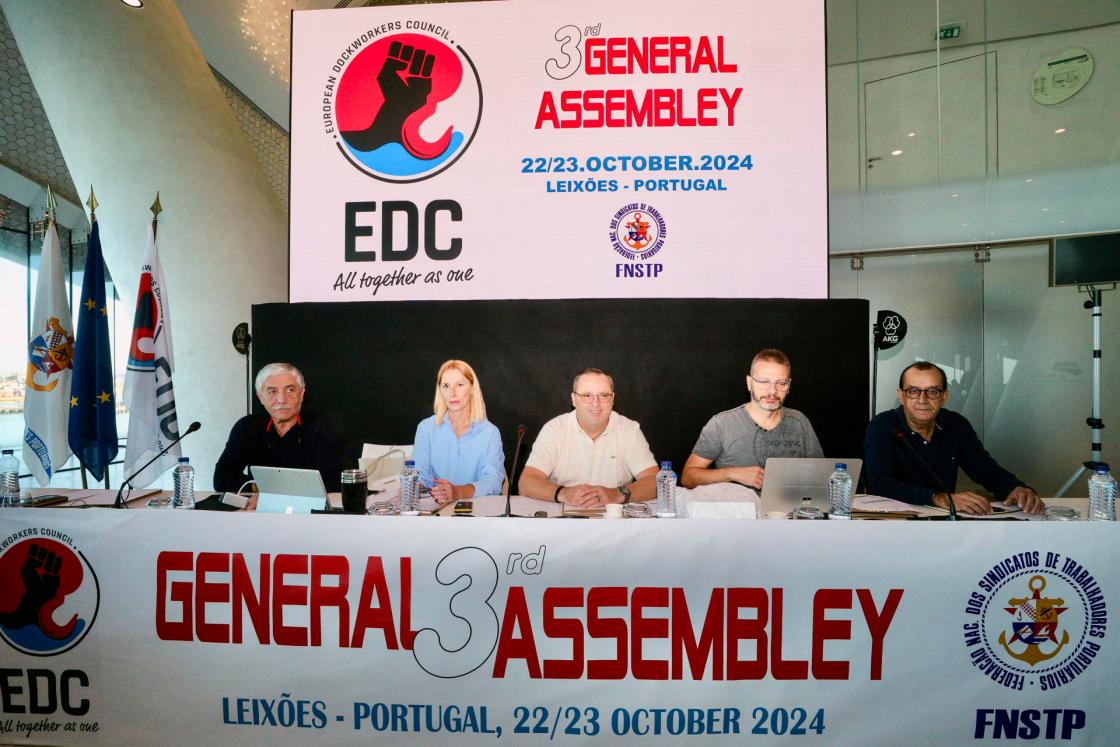 MATOSINHOS, 23/10/2024.- De izq a dcha: el portugués Aristides Peixoto, la secretaria EDC, Flourence Touchad y el coordinador general de EDC, el francés Antony Tethard, entre otros, durante la III Asamblea General celebrada por la organización European Dockworkers Council (EDC) en el Puerto de Leixões de la ciudad lusa de Matosinhos. EFE/Carlos García