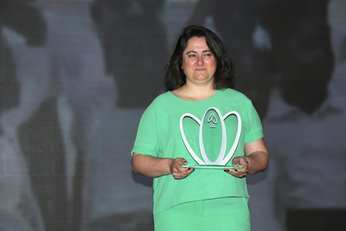 Analía Llorente, coordinadora del trabajo 'Deportadas y embarazadas: el drama de las haitianas en República Dominicana', un podcast de El Hilo en Estados Unidos, posa con el premio en la categoría periodismo sonoro al final del Roche Press Day, en Miami, Florida (EE.UU.). EFE/ Marlon Pacheco 