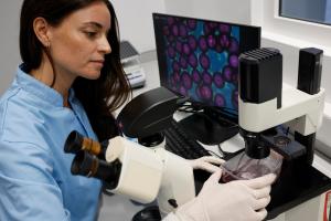 La investigadora en Estudios con modelos celulares AINIA, Laura Soriano, durante la entrevista con EFE en la que explica que el objetivo es la producción de carne in vitro en un laboratorio donde se cultiva a partir de células madre de animal, mediante el uso de biorreactores e impresoras 3D. EFE/Kai Försterling