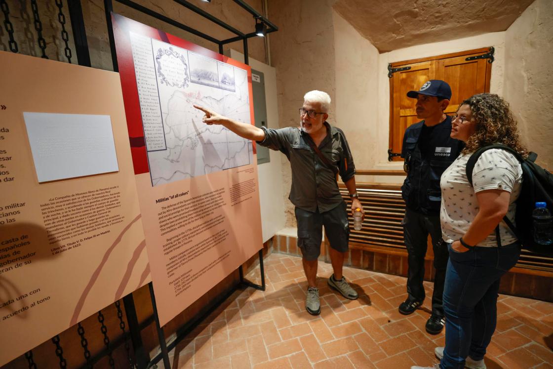 El encargado del sector Cultura de la Unesco en la oficina regional, Enrique López-Hurtado (2-d), visita la Real Aduana de Portobelo, en Colón, (Panamá). EFE/ Bienvenido Velasco 