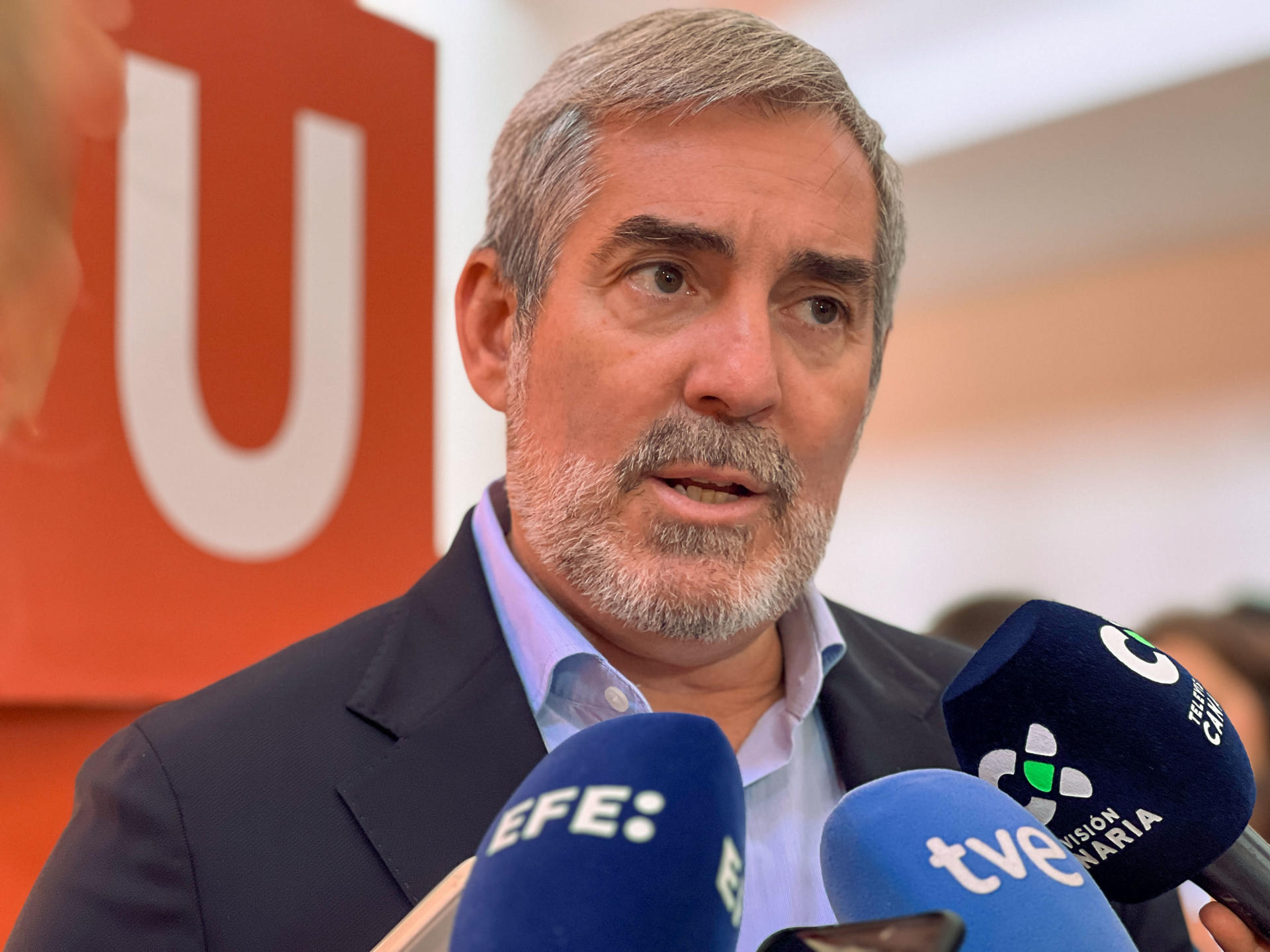 MARRAKECH, 25/10/2024.- El presidente de Canarias, Fernando Clavijo, habla con los periodistas en la Universidad Politécnica Mohamed VI (UM6P) de Benguerir (Marruecos). Clavijo dijo que el Gobierno de Canarias plateará a Marruecos que la Organización de Naciones Unidas para las Migraciones, la OIM, acoja en centros de ese país a menores marroquíes llegados en patera a las islas, con la salvedad de que la comunidad española seguirá manteniendo su tutela. EFE/ María Traspaderne