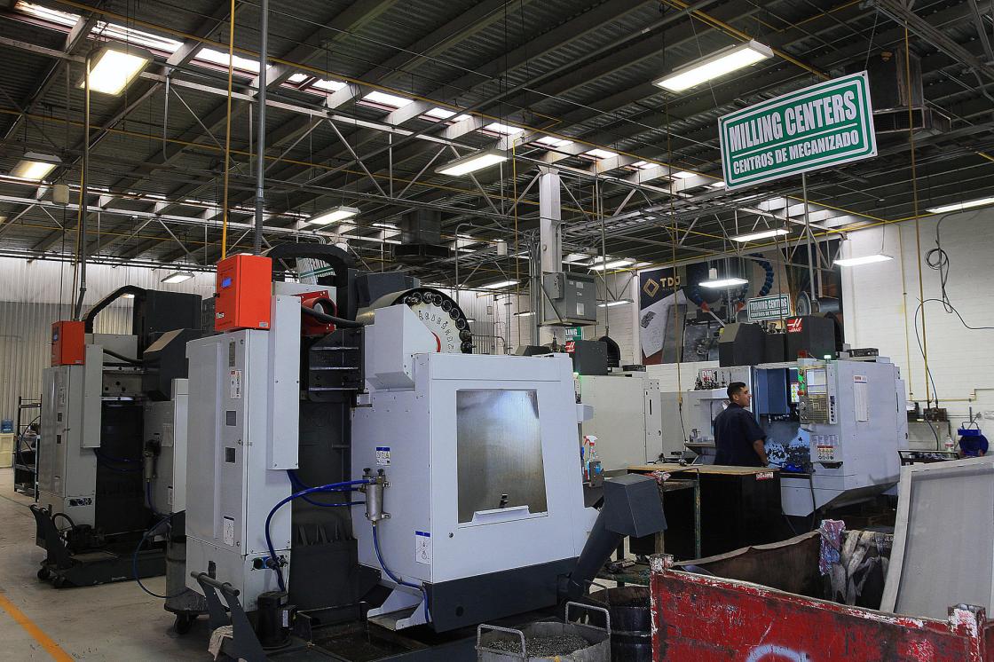 Fotografíade un hombre trabajando en una fabrica en Ciudad Juárez, en el estado de Chihuahua (México). EFE/ Luis Torres/ Archivo