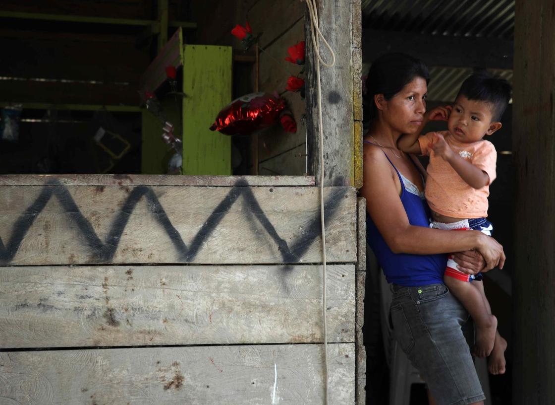 Fotografía de una mujer con su hijo de la comunidad indígena de San Jacinto, en la región de Madre de Dios (Perú). EFE/Paolo Aguilar 