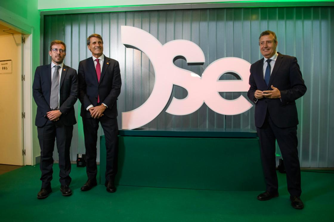 SEVILLA. 09/10/2024. - El subdelegado del Gobierno en Sevilla, Francisco Toscano (i), el delegado del Gobierno en Andalucía, Pedro Fernández (c) y el presidente de Diputación, Javier Fernández (d), en la presentación del nuevo logo de la institución y la campaña asociada al mismo, que estará presente a partir de ahora en los medios de comunicación y en distintos soportes publicitario, y que ha tenido lugar esta tarde en el Cartuja Center Cite de Sevilla. EFE/ Raúl Caro.