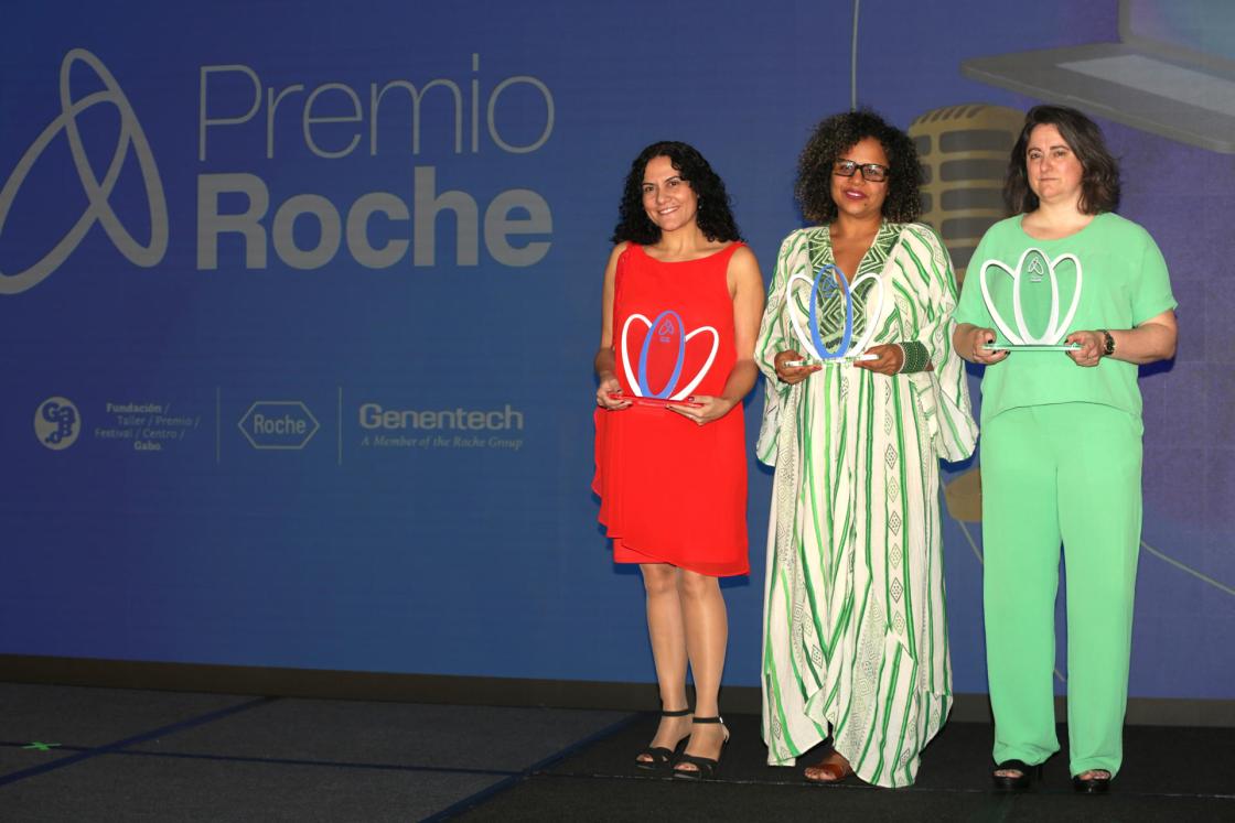 Las ganadoras del Premio Roche (desde la izquierda) en la categoría de Periodismo en Salud, Yaiza Perera; en periodismo digital, Marcela Castro, y en periodismo sonoro, Analía Llorente, posan al final del Roche Press Day, en Miami, Florida (EE.UU.). EFE/ Marlon Pacheco