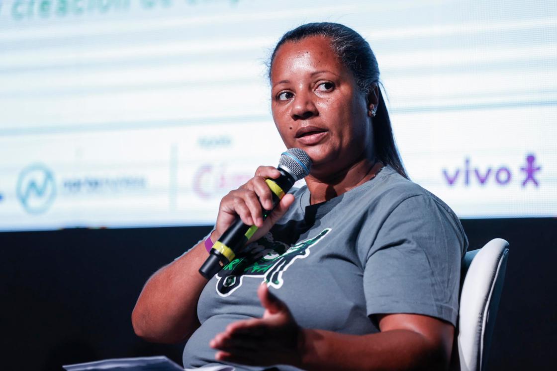 La directora ejecutiva de Pimp My Carroça, Nanci Darcolléte, habla en el II Foro Latinoamericano de Economía Verde, en São Paulo (Brasil). EFE/ Sebastiao Moreira 