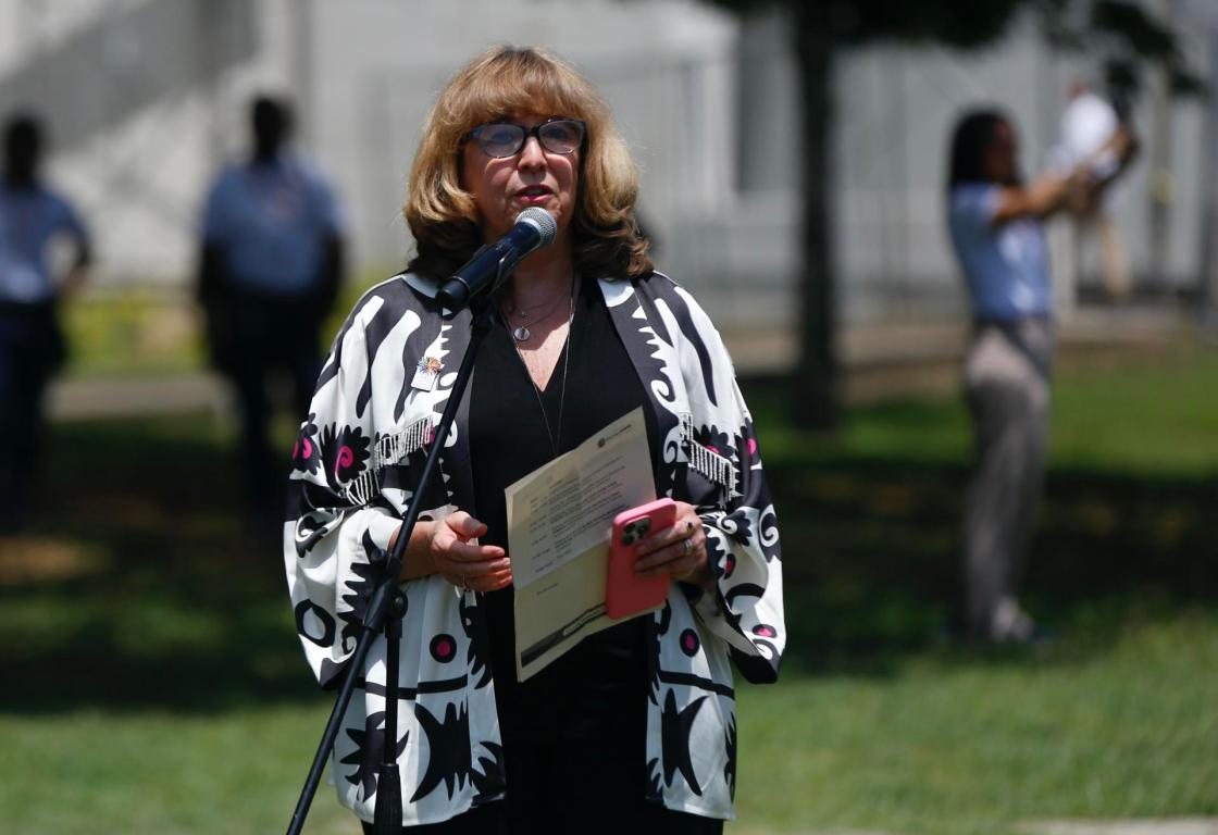 La secretaria ejecutiva del Convenio sobre la Diversidad Biológica de la ONU, Astrid Schomaker (i), habla durante un acto en la ciudad de Cali (Colombia). EFE/ Ernesto Guzmán 