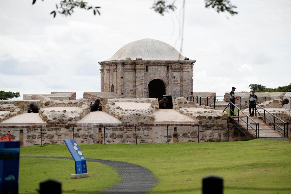 Turistas visitan el Fuerte de San Lorenzo en Colón, (Panamá). EFE/ Bienvenido Velasco 