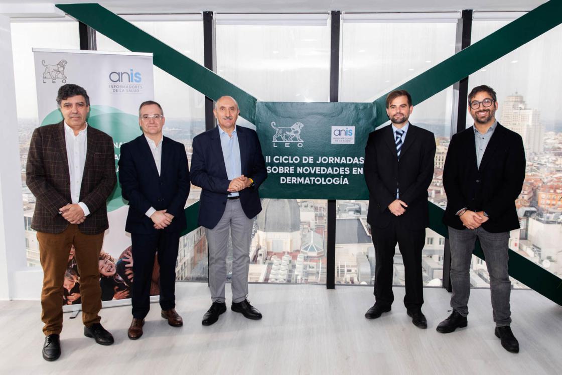 De izquierda a derecha, el jefe del Servicio de Dermatología del Hospital Universitario La Paz, Pedro Herranz; el director general de LEO Pharma Iberia, Juan Fran Cuello de Oro; el secretario de la Asociación Nacional de Informadores de la Salud, Alipio Gutiérrez; el presidente de la Asociación de Afectados por la Dermatitis Atópica, Jaime Llaneza, y el divulgador científico Farmacéutico Fernández, durante el II Ciclo de Jornadas sobre Novedades en Dermatología, celebrado este martes en Madrid. EFE/CEDIDA POR LEO PHARMA/SOLO USO EDITORIAL/CRÉDITO OBLIGATORIO