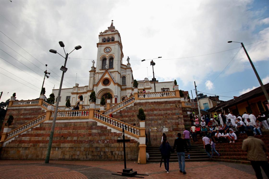 Fotografía de archivo de varias personas esperando para ver la recreación del vía crucis durante las actividades de Viernes Santo, en Bogotá (Colombia). EFE/ Leonardo Muñoz ARCHIVO