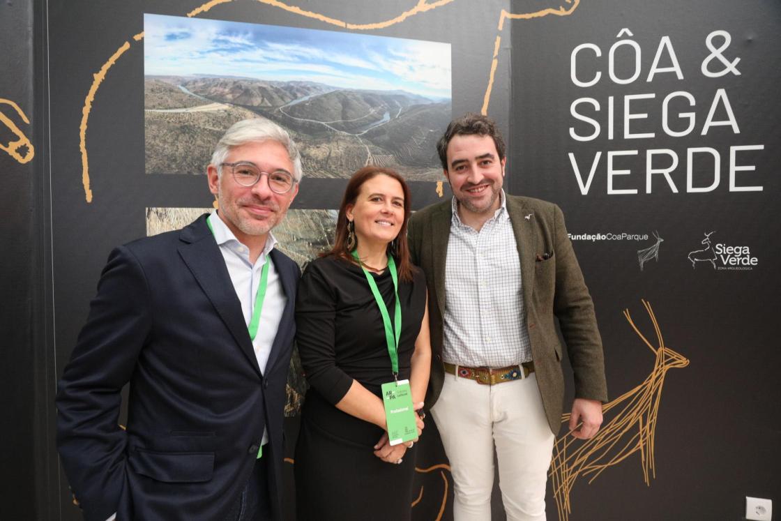 Pie de foto (de derecha a izquierda): Luis Ballesteros, director de la Fundación Siega Verde (Salamanca, España), Aída Carvalho, presidenta de la Fundación Côa-Parque (Portugal) y Jorge Sobrado, vicepresidente de la Comisión de Coordinación de la región Norte de Portugal.Crédito: Carlos García.