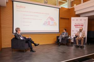 El Centro de Investigación Ageingnomics de la Fundación Mapfre en Canarias ha presentado una guía sobre las opciones financieras que la vivienda en propiedad ofrece a la población sénior de cada a complementar la pensión y obtener ingresos adicionales. En la imagen, El director de este centro, Juan Fernández Palacios (i), y los autores de la guía, el catedrático de Economía Juan Ángel Lafuente (d), y el profesor titular de Economía Financiera y Contabilidad en la Universidad Carlos III de Madrid y Pedro Serrano (c), durante la presentación. EFE/ Elvira Urquijo A.