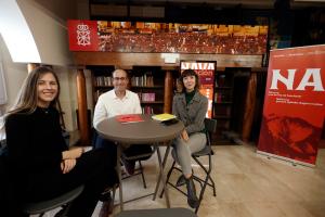 GRAFCAV470. PAMPLONA, 08/11/2024.- Laura Juampérez (d), directora de Comunicación de NICDO, Jorge Aguirre (c), director gerente del Instituto Navarro del Deporte y de la Actividad Física (INDAF) y Sandra Muñoz (i), subdirectora del INDAF posan en el fondo de Publicaciones del Gobierno de Navarra donde en una entrevista con EFE han hablado sobre las actividades deportivas para todas las personas con independencia de su edad, la situación administrativa o grado de discapacidad y una oferta cultural de calidad que son algunas de las señas de identidad de la 'marca Navarra' con la que la Comunidad Foral quiere presentarse en el resto de España y en el ámbito internacional. EFE/ Jesús Diges