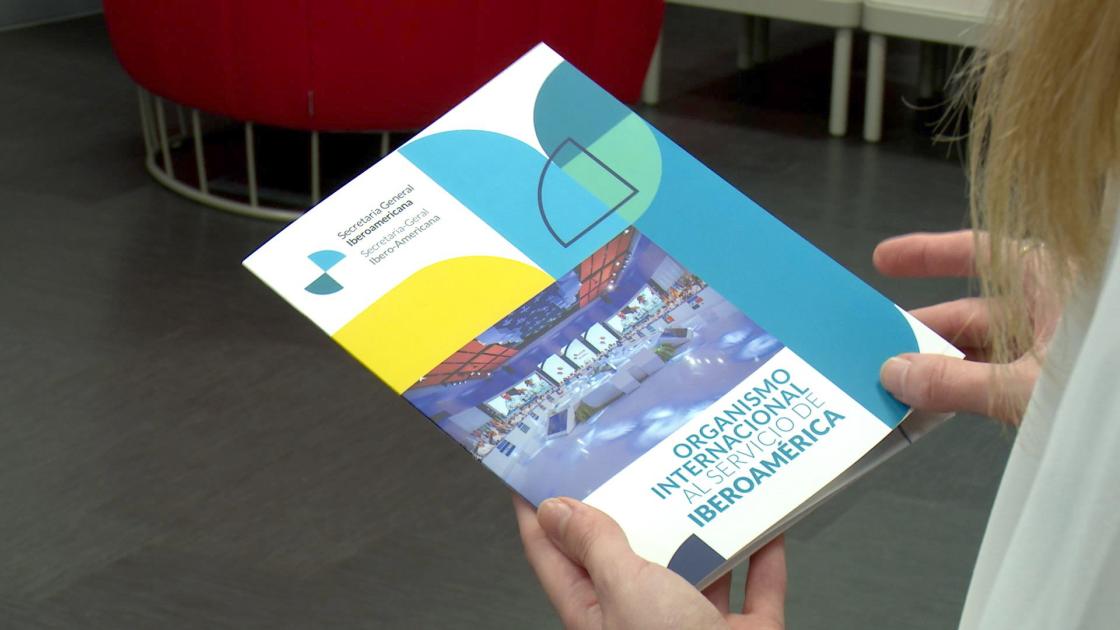 Las Cumbres Iberoamericanas, cuya XXIX edición se celebra en Cuenca (Ecuador), del 12 al 15 de noviembre, son encuentros en los que los líderes de los 22 países de habla española y portuguesa de América Latina y Europa toman decisiones clave para potenciar la presencia de Iberoamérica en el mundo. EFE 