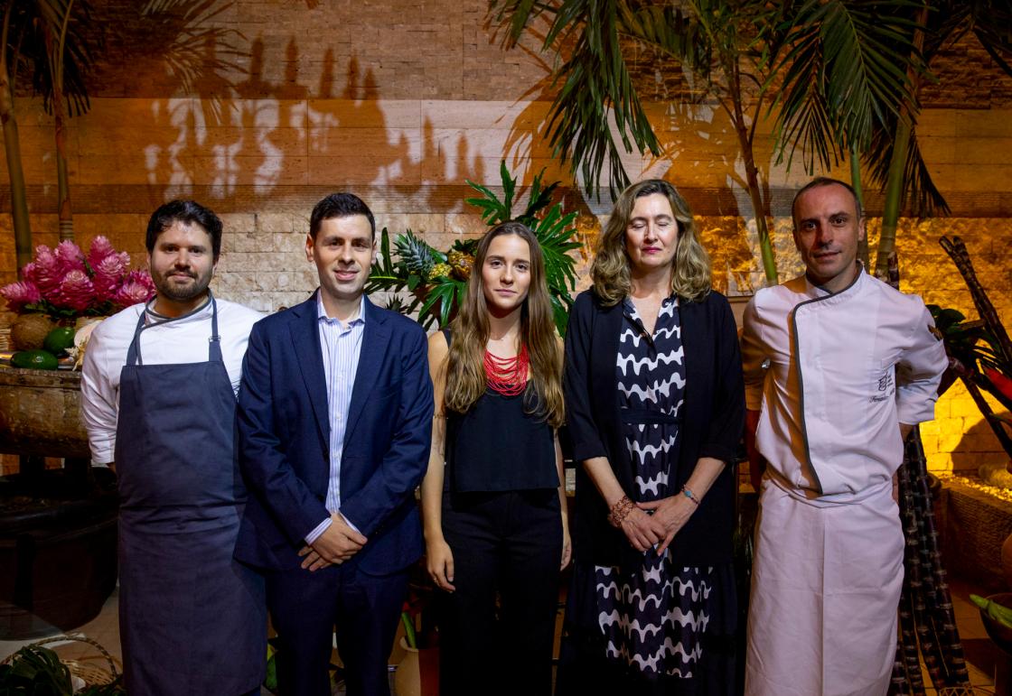 SANTO DOMINGO, 22/11/2024.- (De izq a der) El chef investigador Jonathan Pommerenk; Pedro Cueva, responsable del área de desarrollo territorial de BCC Innovation; Maialen Estivariz, investigadora en desarrollo territorial; la directora de BCC Innovation, Begoña Rodríguez, y Fernando Palacio, chef de BCC Innovation, posan durante la presentación del Plan Estratégico de Turismo Gastronómico Sostenible, en la Ciudad Colonial de Santo Domingo (República Dominicana). República Dominicana ha lanzado un ambicioso proyecto a seis años con el que espera convertirse en el referente gastronómico de la región del Caribe hacia el año 2030, con base en su diversidad, calidad, consciencia, sostenibilidad y contribución. EFE/Orlando Barría