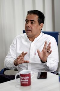 Roy Arias del Servicio Jesuita para Migrantes, habla durante una entrevista con EFE en San José (Costa Rica). EFE/Jeffrey Arguedas
