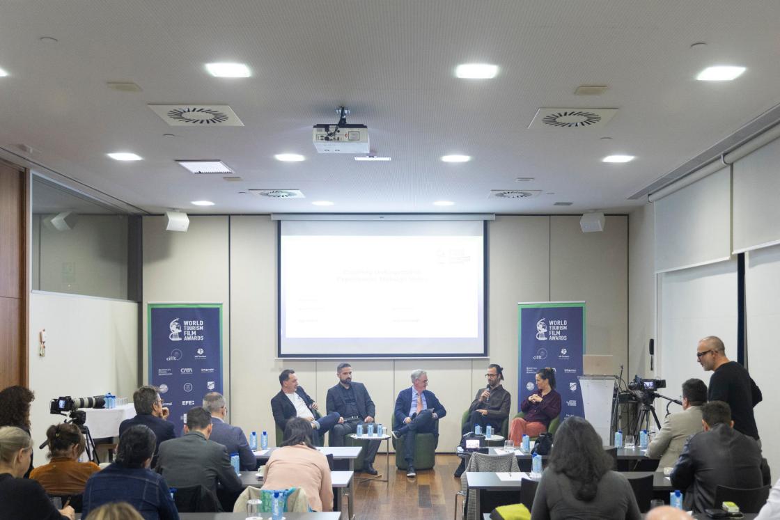 VALENCIA, 27/11/2024.- La capacidad de elaborar videos promocionales "con alma", aunando emociones y datos para mostrar los destinos turísticos, así como conocer la audiencia potencial a la que se dirigen, son las claves que marcarán las campañas turísticas en los próximos años. EFE/ Santiago Vidal / CIFFT SOLO USO EDITORIAL/SOLO DISPONIBLE PARA ILUSTRAR LA NOTICIA QUE ACOMPAÑA (CRÉDITO OBLIGATORIO)