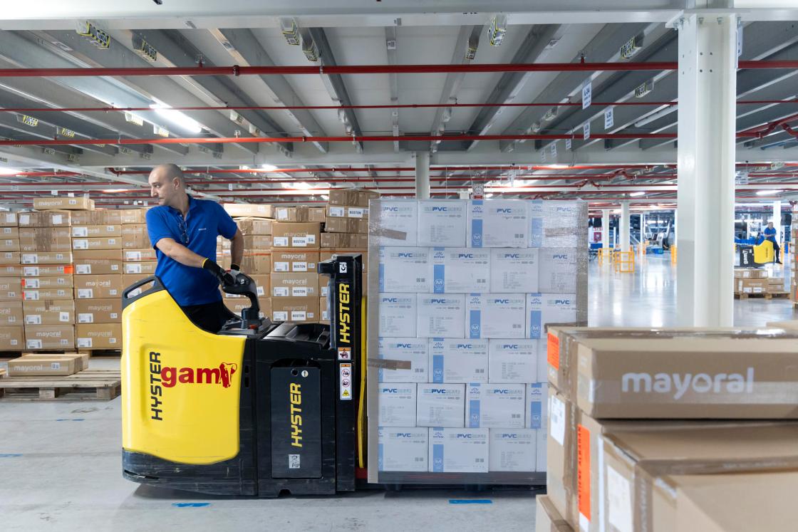 El grupo textil Mayoral ha donado 50.000 euros, 25.000 euros para Cáritas y la misma cantidad para Cruz Roja, como apoyo a los afectados por la dana que ha azotado la Comunidad Valenciana y otras regiones en la última semana y sigue en contacto con ambas entidades para ofrecer prendas, calzado o materiales cuando las circunstancias lo permitan.EFE/Daniel Pérez