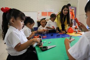 Niños del preescolar "Doctor José Eleuterio González" realizan actividades en el aula de clase, el pasado lunes en la comunidad Las Diligencias en Nuevo León (México). EFE/ Iberdrola México /SOLO USO EDITORIAL/SOLO DISPONIBLE PARA ILUSTRAR LA NOTICIA QUE ACOMPAÑA (CRÉDITO OBLIGATORIO)