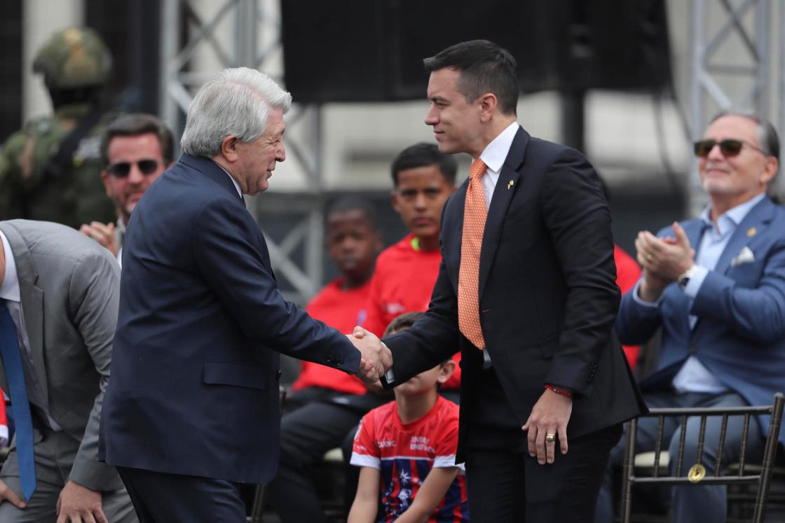 El presidente de Ecuador, Daniel Noboa (d), saluda al presidente del Atlético de Madrid, Enrique Cerezo, en la inauguración de una nueva escuela del Atlético de Madrid en Cuenca (Ecuador). EFE/ José Jácome 